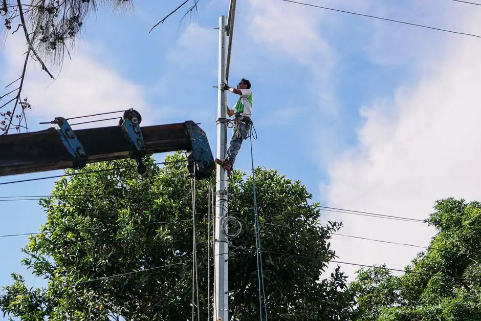A utility technician at work on rural infrastructure near Parr Park, Grapevine, Texas.